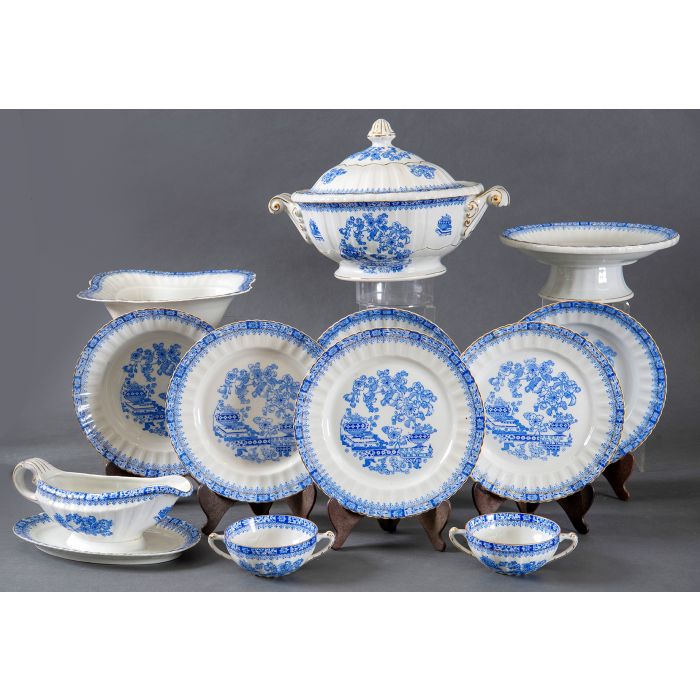 614-Vajilla en porcelana Sainte Claire modelo China-blau Con marcas y  decoración floral en azul y filos Se compone de: sopera, salsera, 