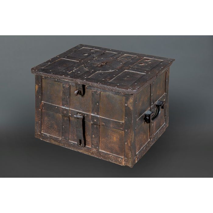 610-Caja de caudales de hierro con llave Medidas: 43 x 47 x 61 cm.