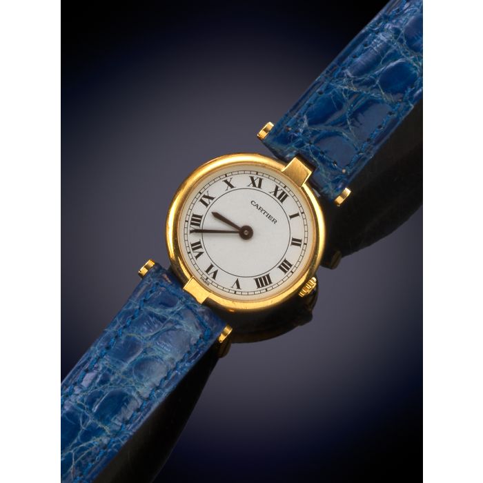 917 CARTIER Reloj de pulsera para senora. Caja en oro amarillo de 18k y correa de puel azul. Punzonada y numerada. Movimiento de cuarzo. Es Fernando Duran