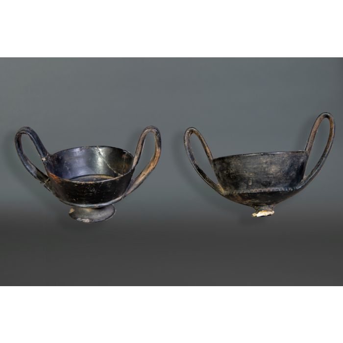 2413Pareja de cántaros en cerámica negra, Etruria, SS. VIV a. C., con