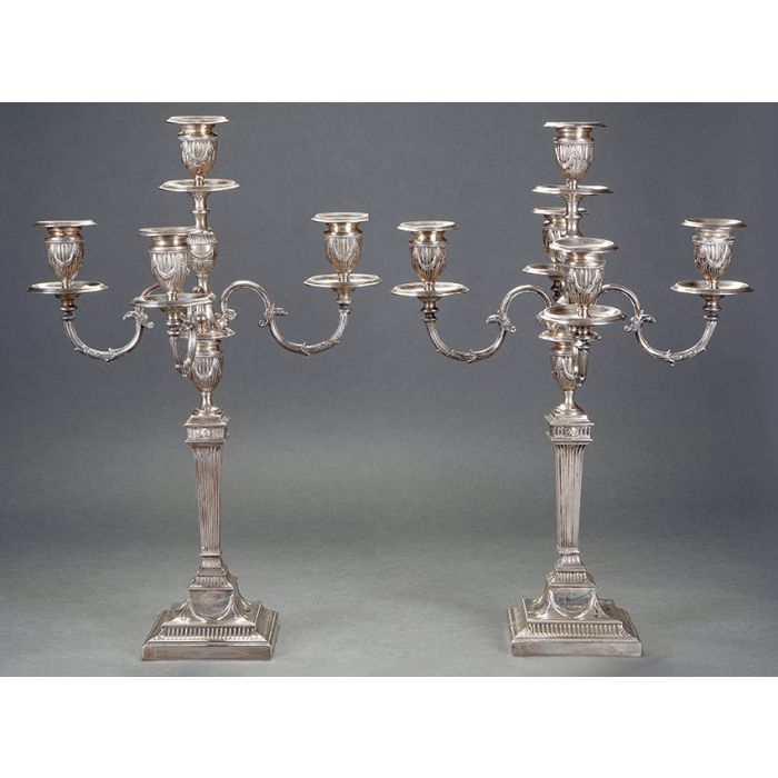 588Pareja de candelabros de 5 luces convertibles en candelero en plata