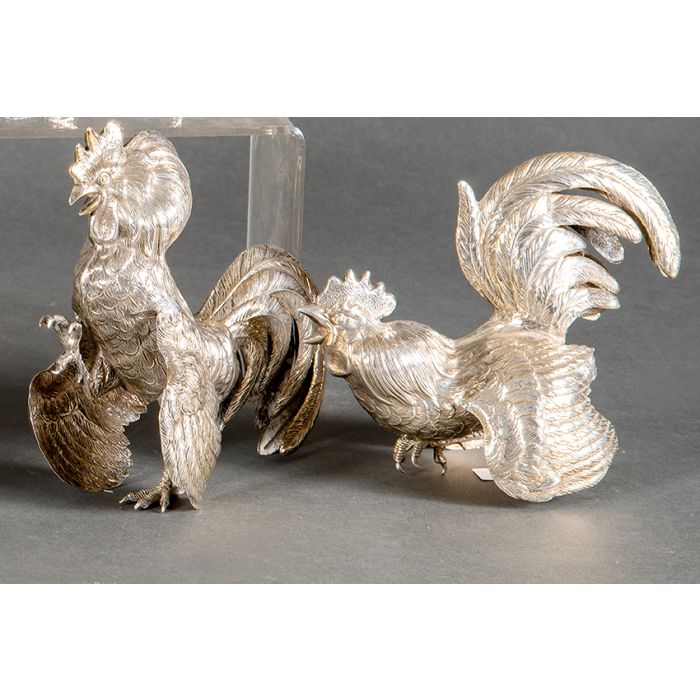 667-Pareja de gallos en plata española punzonada. Peso: 490 gr. Medida  mayor: 18x17 cm. | Fernando Durán