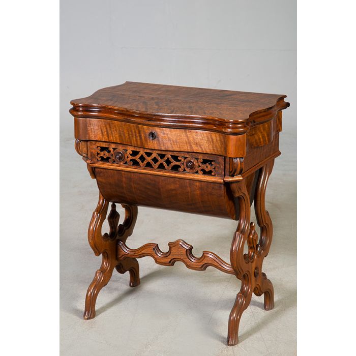 617Costurero inglés, s. XIX. En madera de roble con cajón en cintura y patas unidas por