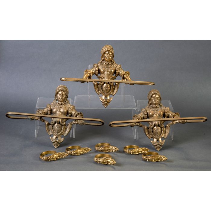 1223-Lote en bronce dorado formado por tres toalleros con figuras