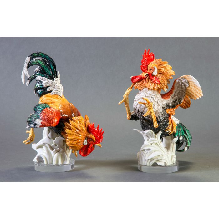 1356-Gran pareja de gallos de pelea en porcelana esmaltada de Algora. Con  marcas. Sobre peanas de metacrilato. Altura: 36 cm. | Fernando Durán