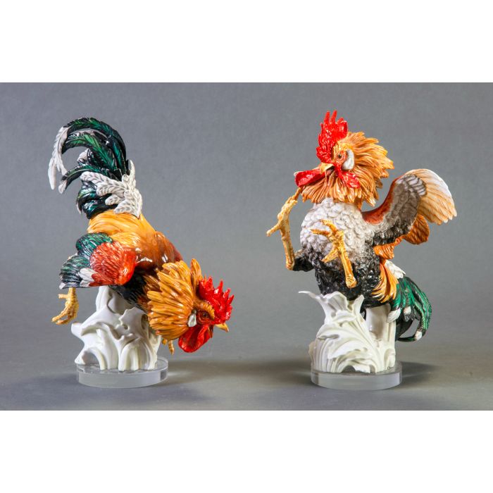 1356-Gran pareja de gallos de pelea en porcelana esmaltada de Algora. Con marcas. Sobre peanas de metacrilato. Altura: 36 cm. | Fernando Durán 1356-Gran pareja de gallos de pelea en porcelana esmaltada de Algora. Con marcas. Sobre peanas de metacrilato. Altura: 36 cm. | Fernando Durán