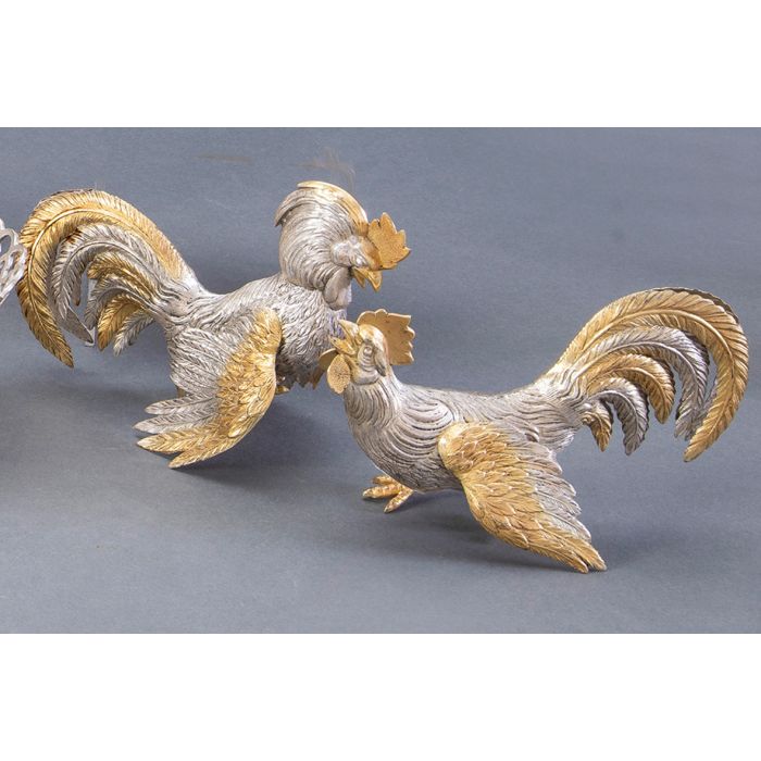 1331-Pareja de gallos de pelea en plata española punzonada sobredorada y en  su color. Peso: 325 gr. Altura: 13 cm. | Fernando Durán