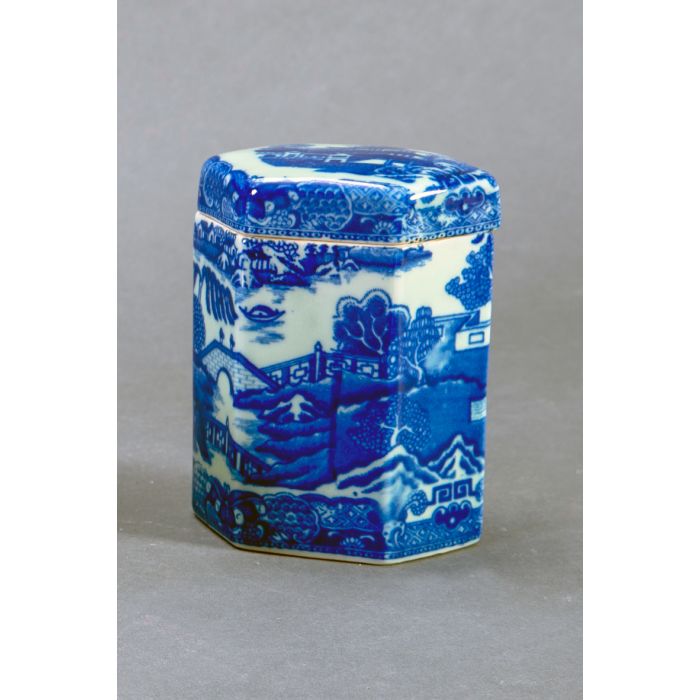 motivo igualdad Mirilla 619-Caja hexagonal en loza inglesa azul y blanca con vistas palaciegas  orientales. Con marcas. Altura: 14 cm | Fernando Durán