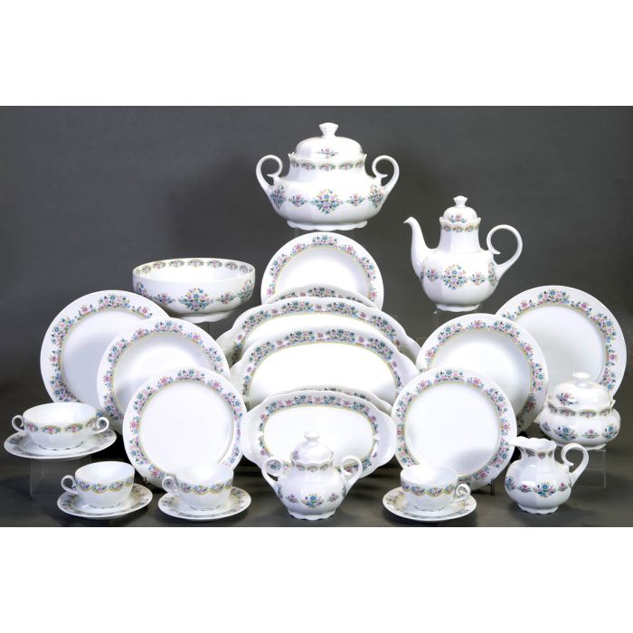 548 SANTA CLARA Extensa vajilla en porcelana de Santa Clara para 12 servicios. Decoracion de flores en tonos rosas y azules. Cuenta con d Fernando Duran