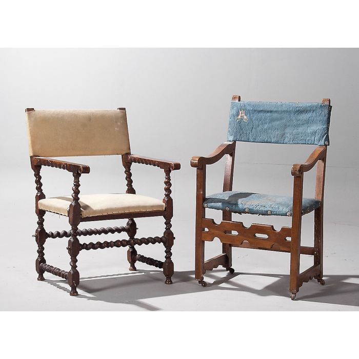 2235Lote de dos sillones fraileros antiguos en madera tallada, uno de ellos en nogal. Un sillón