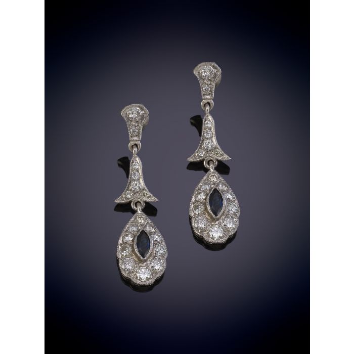 65-ELEGANTES PENDIENTES ANTIGUOS CON BRILLANTES 1,20CT Y ZAFIROS NAVETTE sobre una montura en oro blanco de 18K. | Fernando Durán