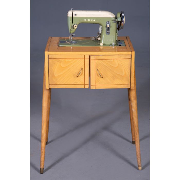 2141-Máquina de coser años 70. En su mueble. Medidas: 78,5x42,5x54 cm.  Medidas
