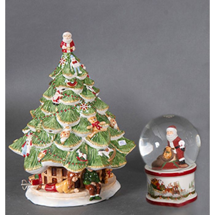2196-VILLEROY & BOCH “Navidad” Lote de dos figuras navideñas en porcelana,  árbol y bola de cristal. Medidas: 31