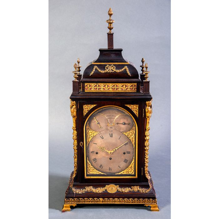 836Reloj bracket inglés, s. XVIII. Caja en madera de caoba tallada con