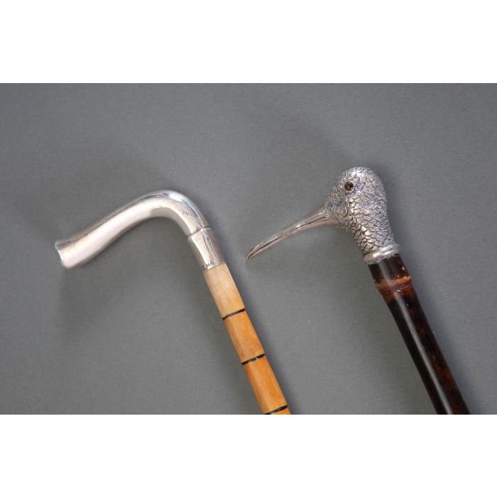 753Lote formado por dos bastones con empuñaduras de plata, una de