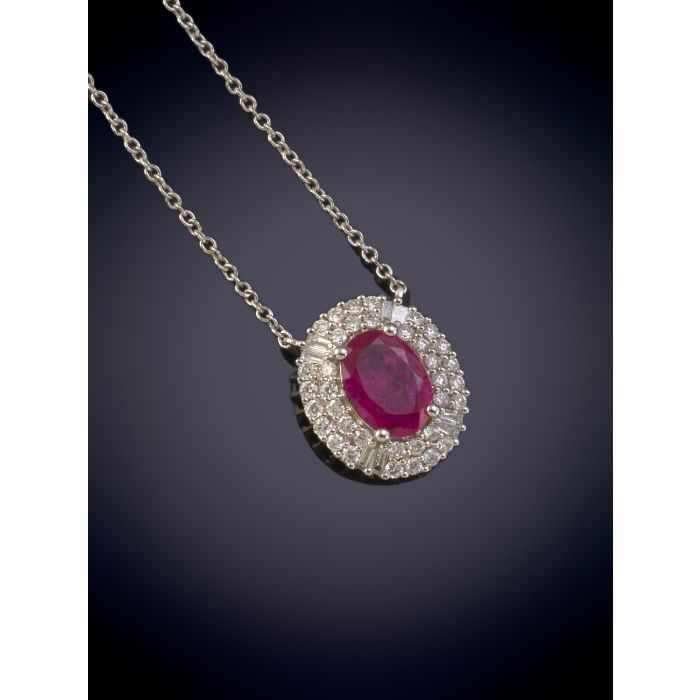 etiqueta testimonio Accesorios 487-ELEGANTE COLGANTE CON UN RUBÍ ORLADO POR BRILLANTES en una cadena en oro blanco | Fernando Durán etiqueta testimonio Accesorios 487-ELEGANTE COLGANTE CON UN RUBÍ ORLADO POR BRILLANTES en una cadena en oro blanco | Fernando Durán