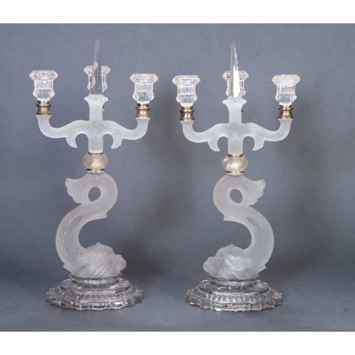 959Pareja de candelabros de tres luces, siguiendo los modelos de