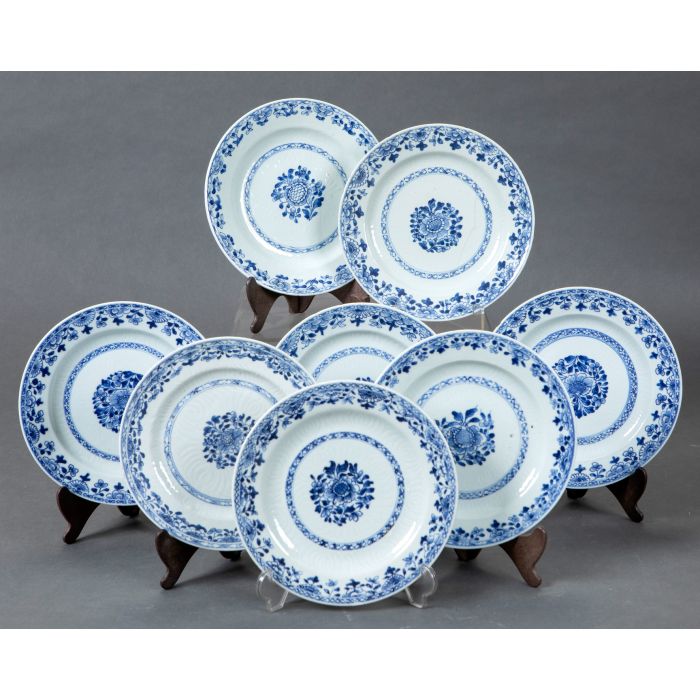 376-Lote de platos llanos en porcelana china azul y blanca