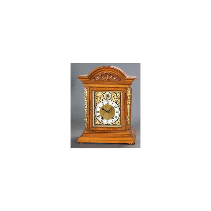 2075Reloj bracket inglés, PP. S.XX en madera de nogal y aplicaciones