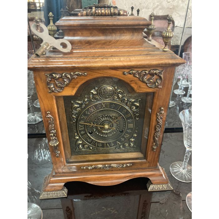 2258Reloj tipo Bracket inglés con caja en madera de nogal. Altura 38