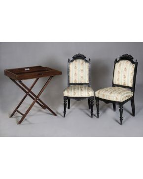 359-Pareja de sillas en madera ebonizada con copete tallado. S. XIX. Tapicería bordada en beige y verde.