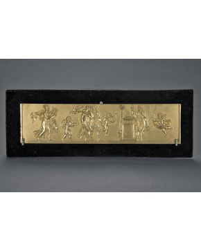 914-Exquisito bronce francés neoclásico C. 1810 con decoración de putti con instrumentos musicales y ninfas danzantes en relieve.