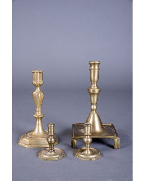 785-Lote de cuatro candeleros en bronce. S. XVII-XVIII. de diferentes tamaños.