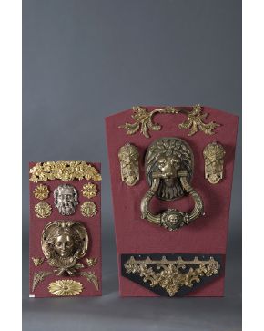 915-Lote formado por tabla con llamadores S. XIX y tabla con piezas variadas en bronce de los siglos XVIII-XIX.