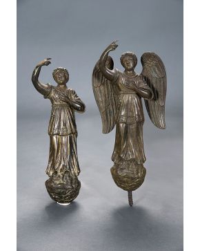 786-Pareja de ángeles en bronce. S. XVI con restos de dorado.