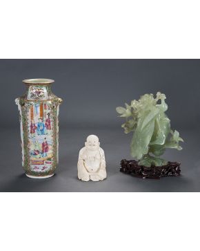 1025-Jarrón en porcelana china de Cantón. S. XIX. Decoraciones en reservas de aves y escenas cotidianas.