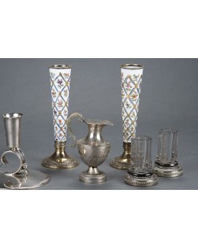 395-Lote en plata y porcelana formado por pareja de violeteros con pie y embocaduras en plata francesa punzonada. S. XIX y porcelana con decoración de flo