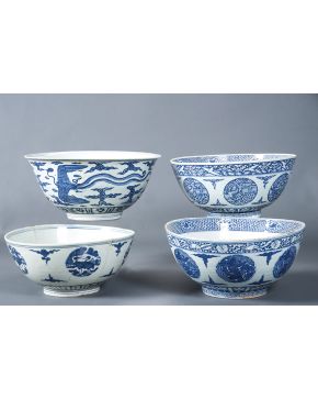 1035-Lote de dos cuencos en cerámica popular oriental esmaltada blanca y azul. Marcas apócrifas. S. XIX. Algún piquete. Consolidaciones.