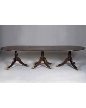643-Gran mesa de comedor estilo inglés en madera de caoba con tres patas trípode terminadas en rueda. Extensible.
