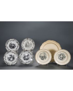 560-Lote en loza antigua formado por bandeja circular en blanco-crema de Alcora. con marca incisa. s XVIII; y dos platos en loza de Cartagena. con decorac
