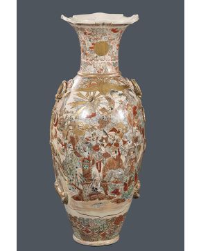 1012-Decorativo jarrón en porcelana japonesa Satsuma con cuerpo decorado con personajes y pie. hombro y boca con motivos vegetales y geométricos. Detalles 