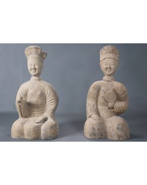 1031-Importante gran figura de Música tocando el tambor. arrodillada. en terracota gris. China. Dinastía Han (206 a.C. - 220 d.C.).