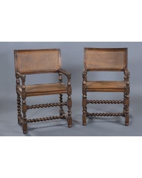354-Pareja de sillas estilo alfonsino con respaldo y asiento de rejilla. Brazos rematados en forma de cabezas de león.
