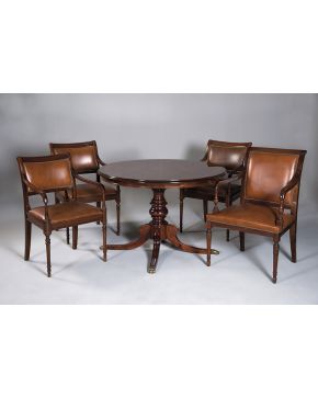 419-Mesa redonda estilo inglés en madera de raíz con cuatro elegantes sillones tapizados en piel marrón. 