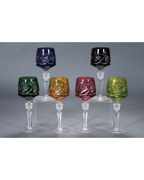 400-Juego de seis copas en cristal alemán tallado y moldeado. diferentes colores. Dos consolidadas.