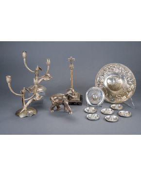 364-Pareja de candelabros de dos luces en plata española punzonada con originales figuras de pavors reales.