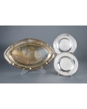 605-Antigua pareja de platos en plata. con burilada. Con marcas.