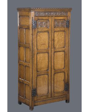 417-Antiguo armario suizo en madera de pino tallada de dos puertas con decoración de cuarterones y arcos en relieve. 