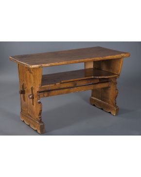 416-Mesa provenzal de pupitre antigua con balda bajo mesa. 