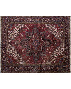 483-Gran alfombra Hereke en lana con decoración vegetal y geométrica sobre fondo granate Medidas: 250 x 346 cm.