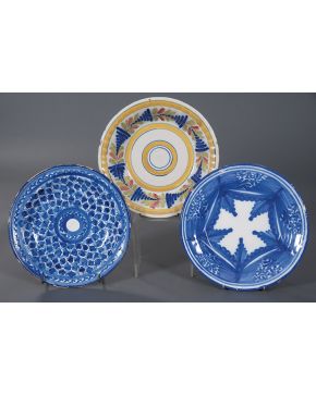 711-Lote de tres platos en cerámica levantina: dos de Manises S.XIX y otro de Ribelsalbes S. XX. Uno lañado y consolidado.