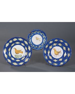 809-Lote de tres platos en cerámica de Manises. serie Pardalot S.XIX-XX. El más pequeño restaurado y consolidado. Algún piquete.