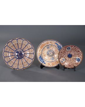 775-Lote de dos platos en cerámica de reflejo metálico de Manises S.XIX. Uno consolidado.