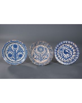 773-Lote de tres platos en cerámica de Fajalauza S.XIX. Uno lañado.con pelo y consolidado. otro restaurado. Faltas.
