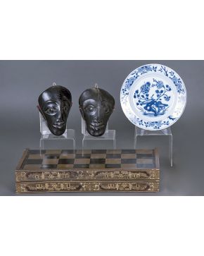 1263-Decorativo plato en porcelana china blanca y azul. Algún piquete. C. 1900.