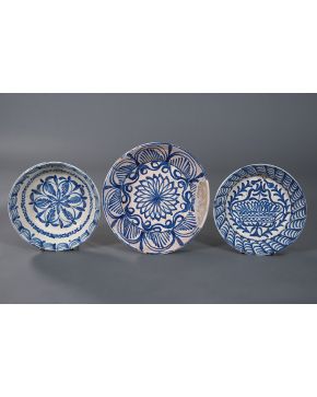 724-Lote de tres cuencos en cerámica esmaltada de Fajalauza. S. XIX.